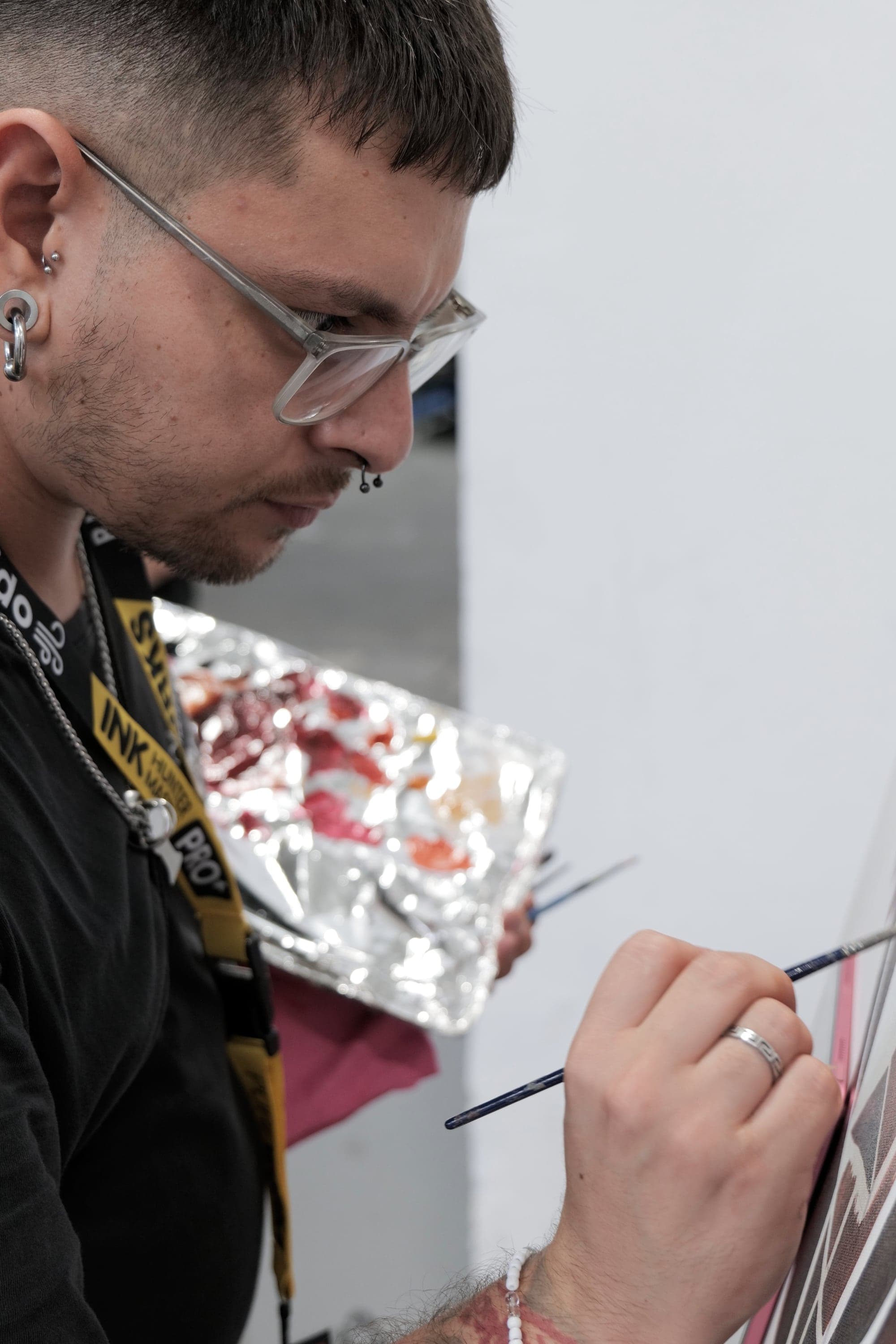 Eric Olguín pintando a mano una obra Phygital